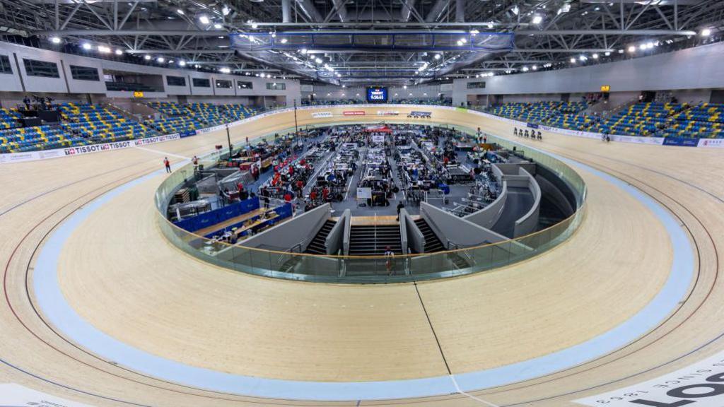 Dramatic Crash at German Track Cycling Championships: Spectators Injured as Cyclists Lose Control