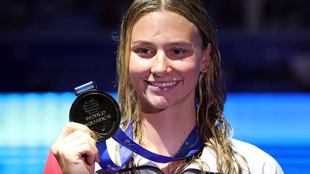 Summer McIntosh Dominates 400m Freestyle at World Aquatics Championships