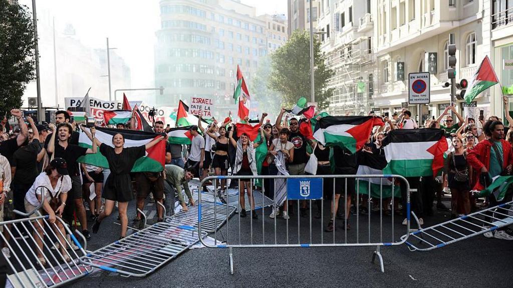 Chaos in Madrid: Pro-Palestinian Protests Force Abandonment of Vuelta a España Final Stage