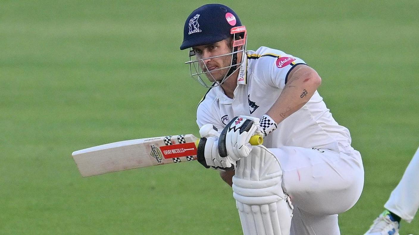 Strategic Play by Hain & Latham Secures Draw for Warwickshire Against Somerset