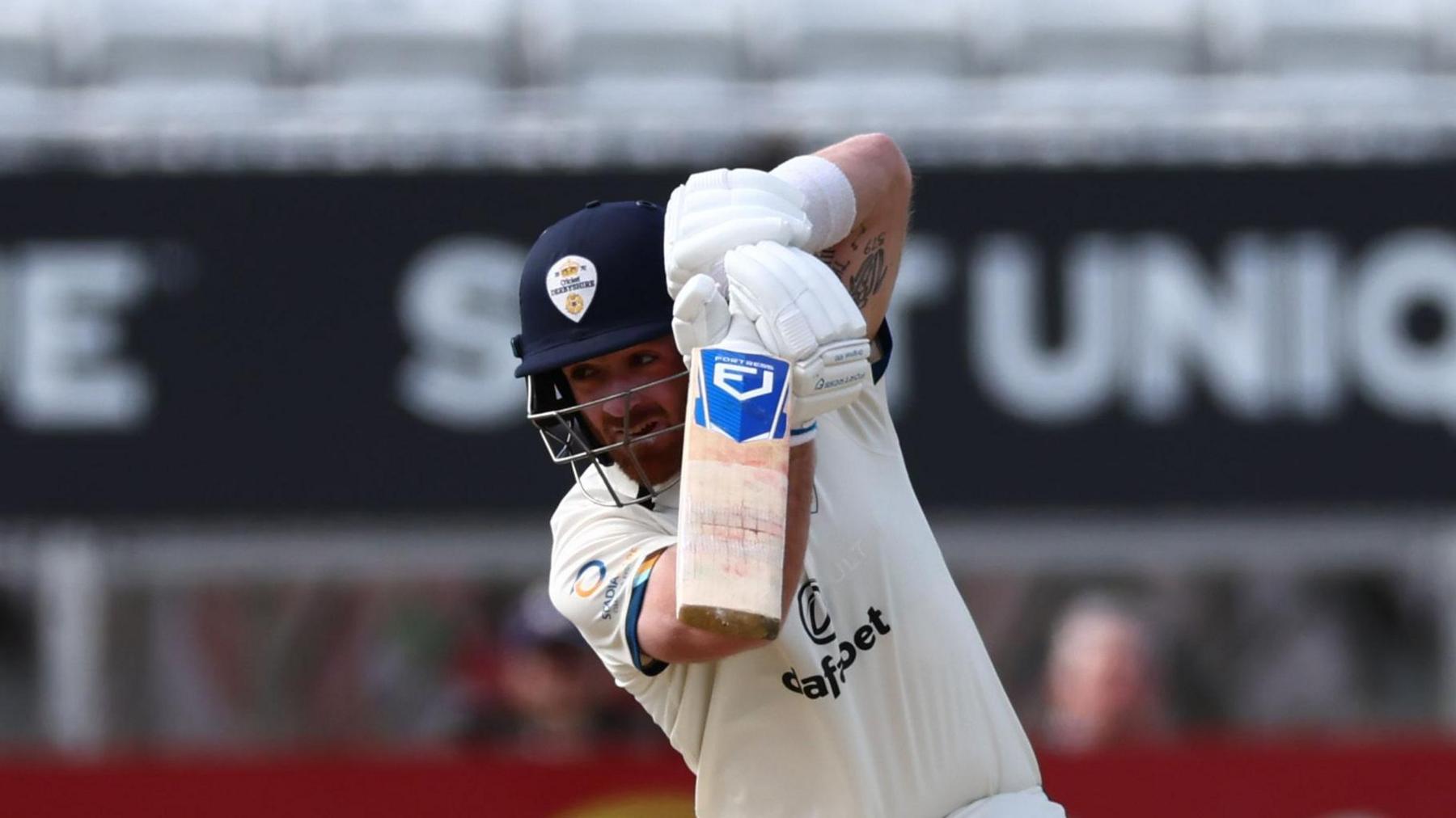 David Lloyd's Stellar Comeback: Derbyshire vs Middlesex Cricket Showdown