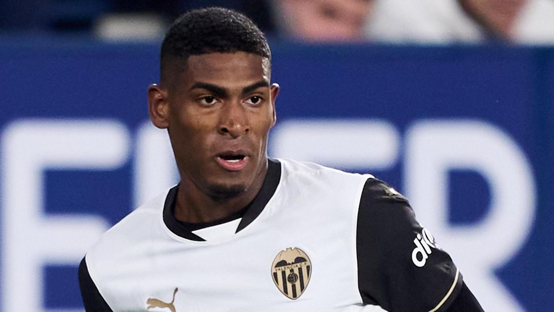 Arsenal Bolsters Defense with Young Talent Cristhian Mosquera from Valencia