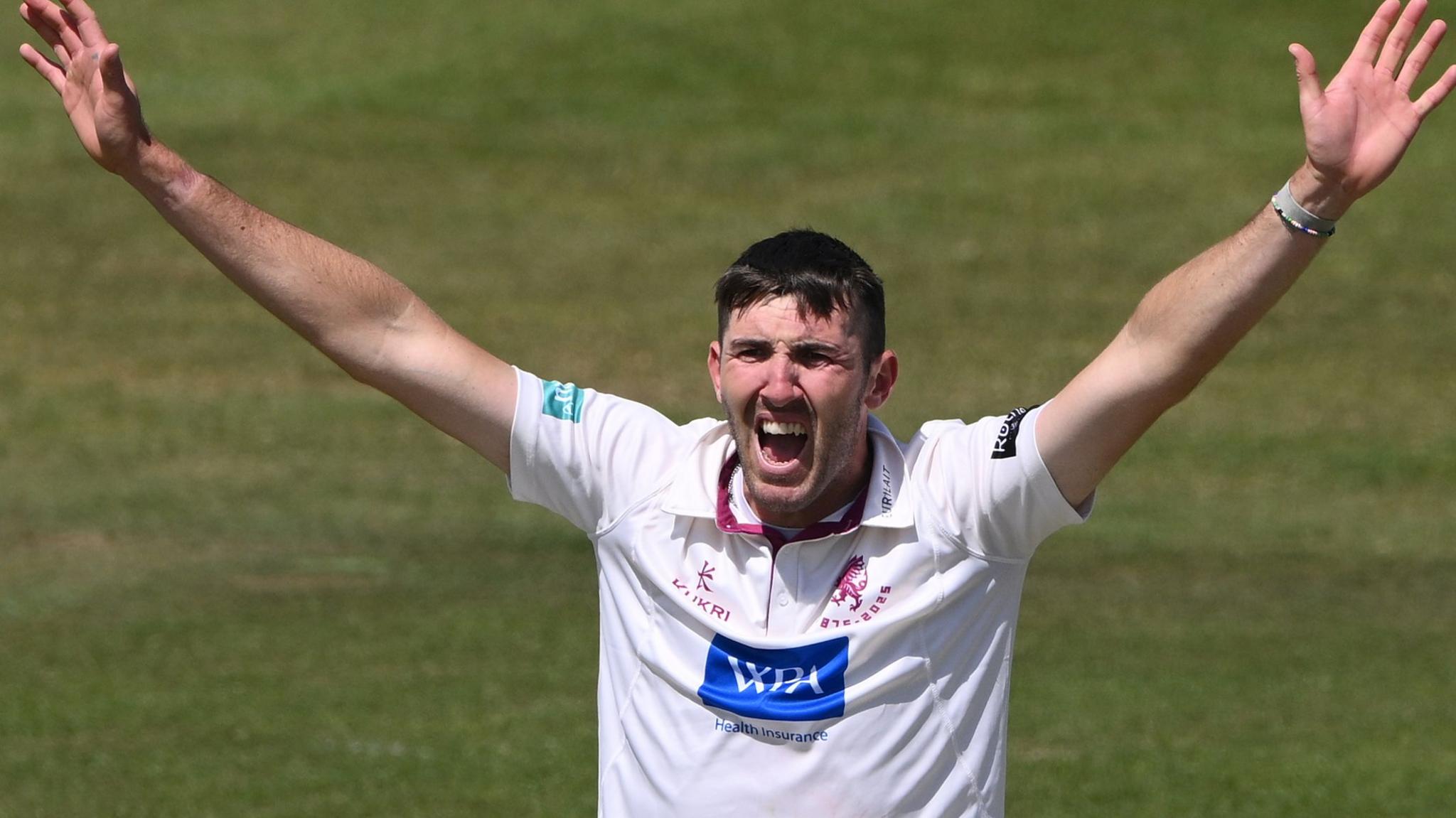 Somerset Dominates Warwickshire in a Thrilling County Championship Clash