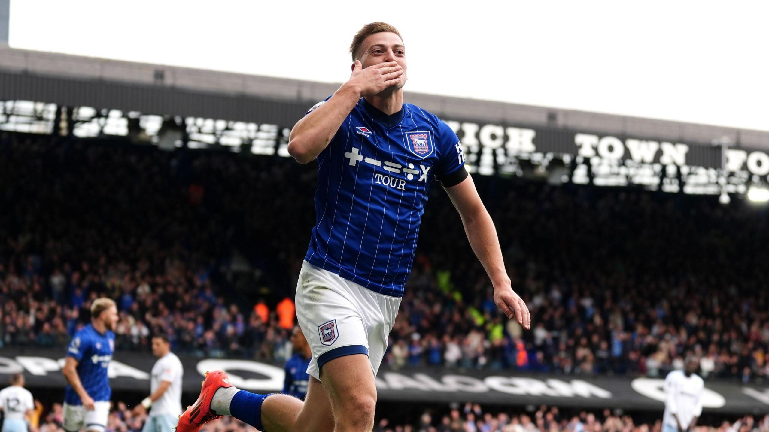 Premier League Transfer Frenzy: £400m Spent in Mini Window Ahead of Club World Cup