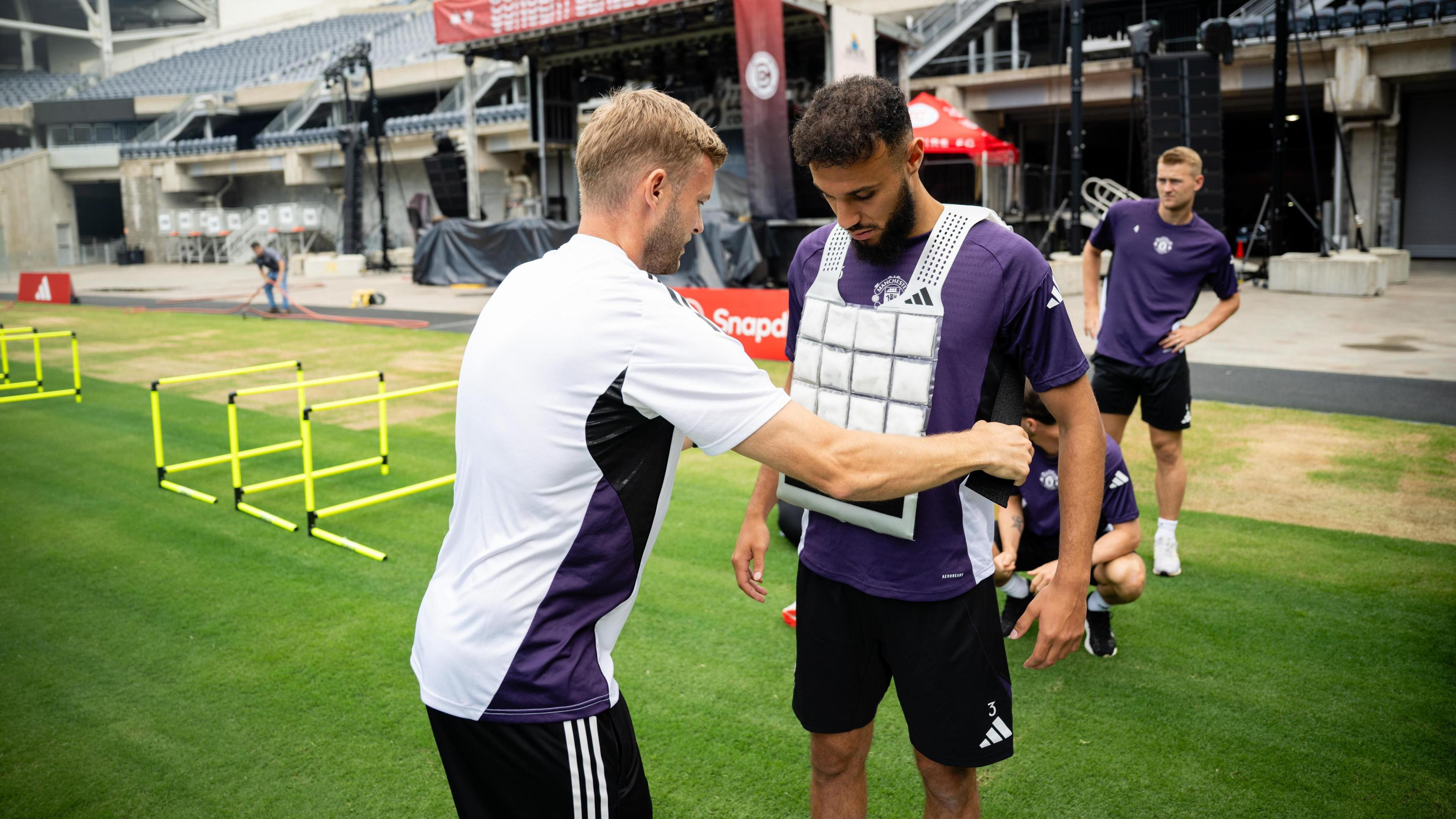 Revolutionizing Sports Performance: The Science Behind Cooling Jackets in Football and Beyond