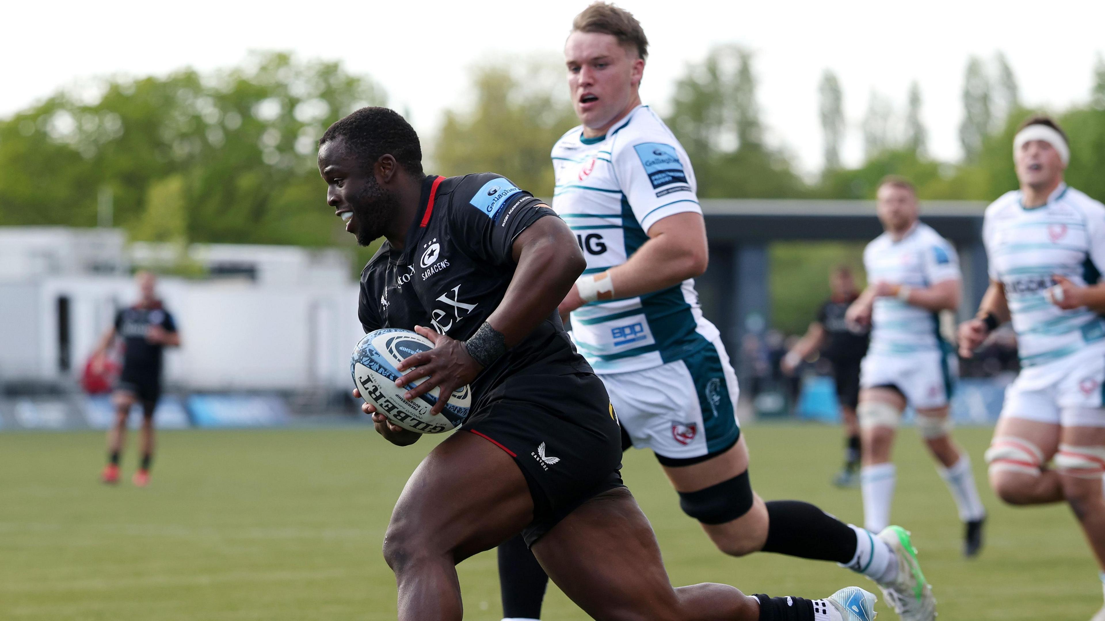 Saracens Dominate Gloucester to Secure Premiership Top Four Spot