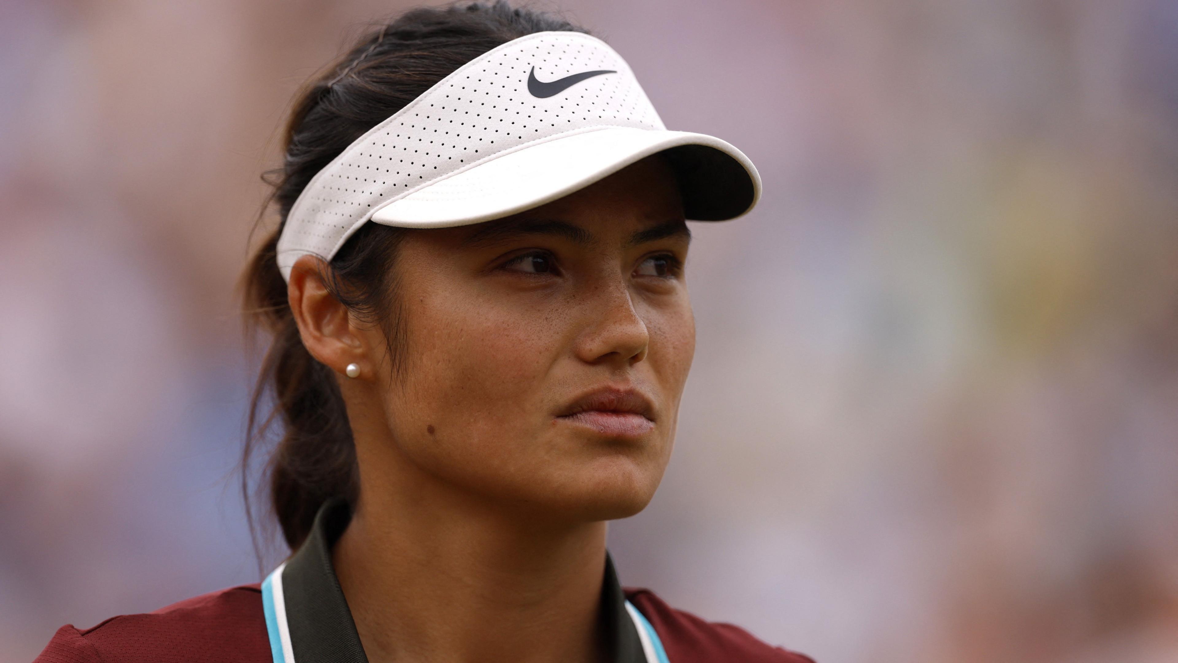 Zheng Qinwen Dominates Emma Raducanu in Thrilling Queen's Quarter-Final