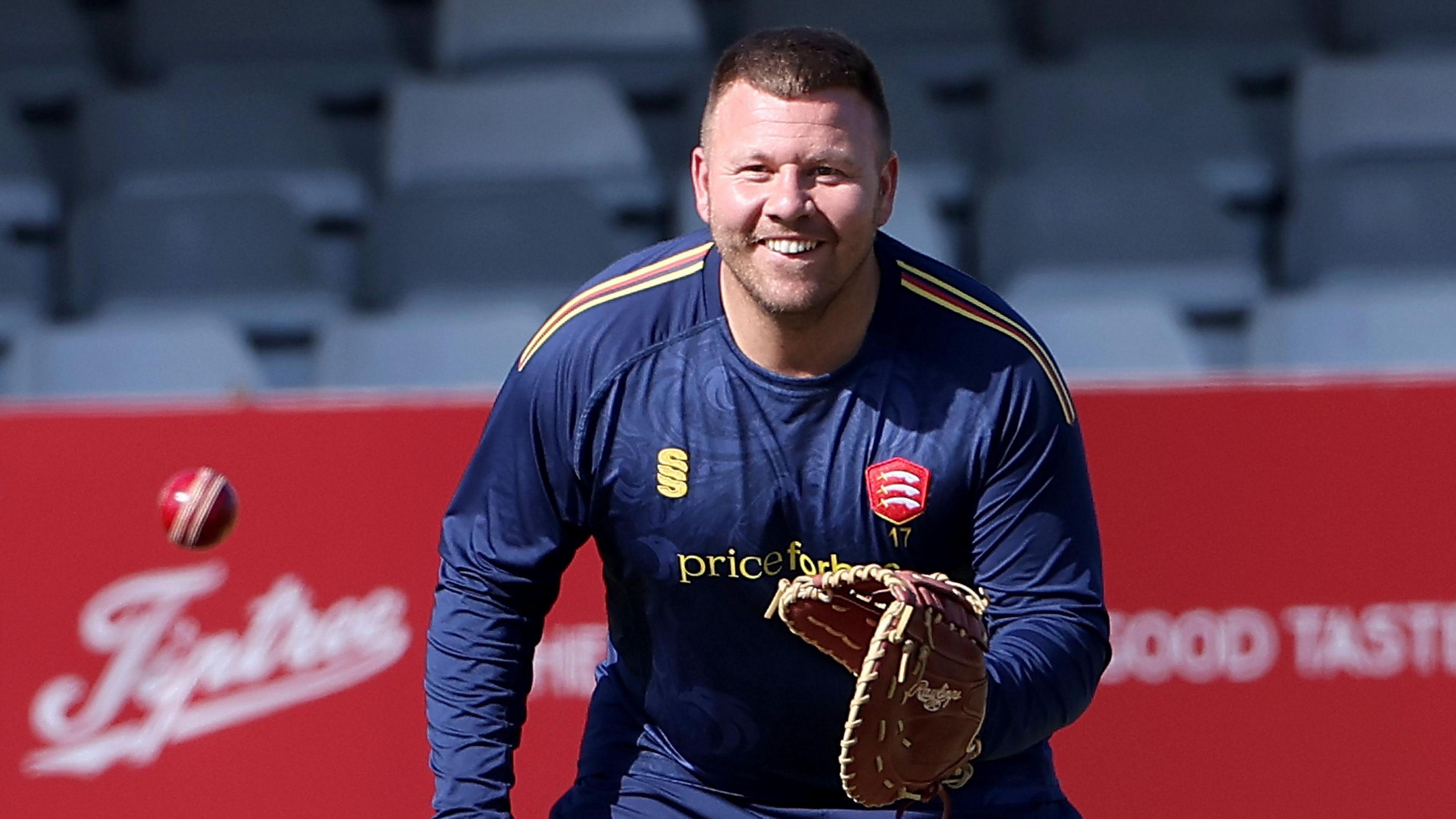 Essex Bid Farewell to Veteran Wicketkeeper Rossington and Rising Star Richards in Squad Overhaul