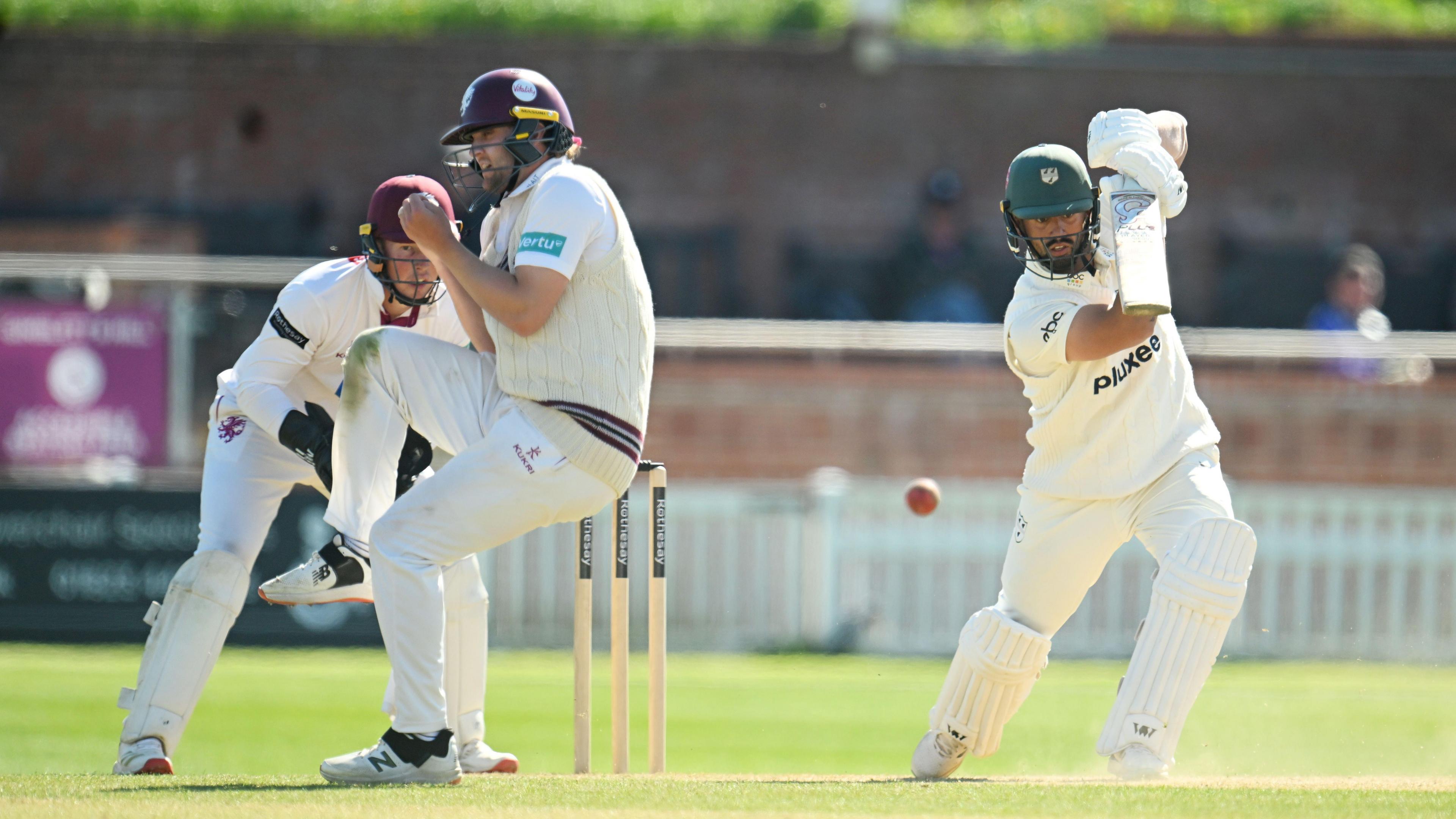 D'Oliveira's Century Leads Worcestershire to Draw Against Somerset