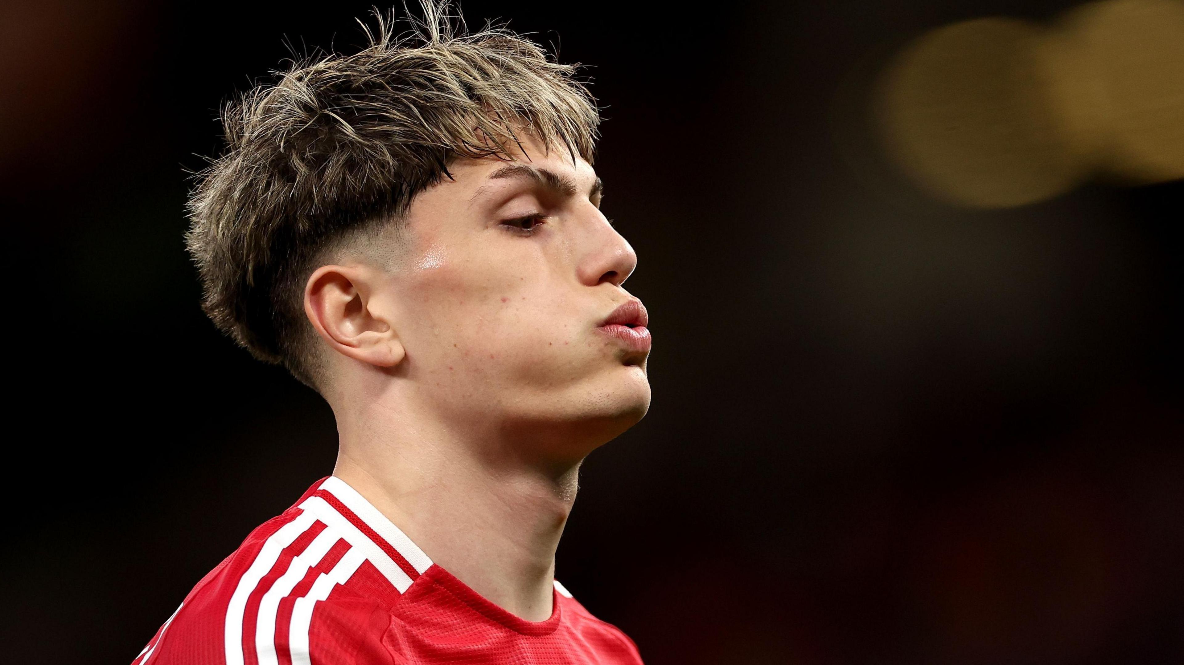 Chelsea and Manchester United Negotiate Transfer of Alejandro Garnacho