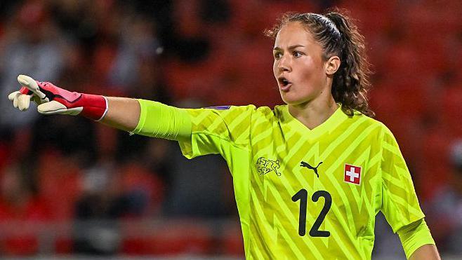Chelsea Bolsters Squad with Swiss Goalkeeper Livia Peng Signing
