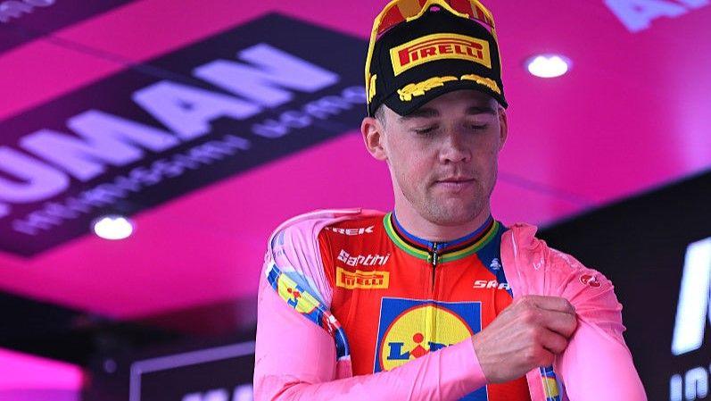 Mads Pedersen Triumphs in Giro d'Italia Opener Amidst Dramatic Crashes