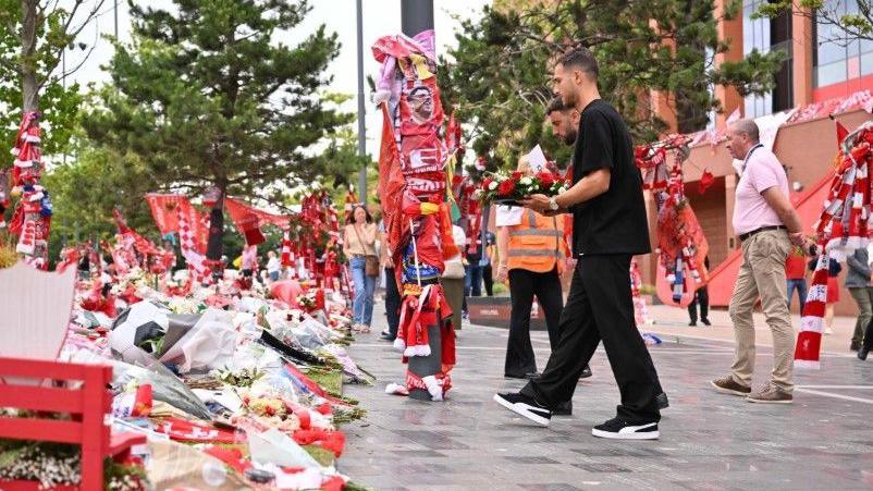 Manchester United Honors Diogo Jota and Andre Silva at Anfield: A Tribute to Fallen Football Stars