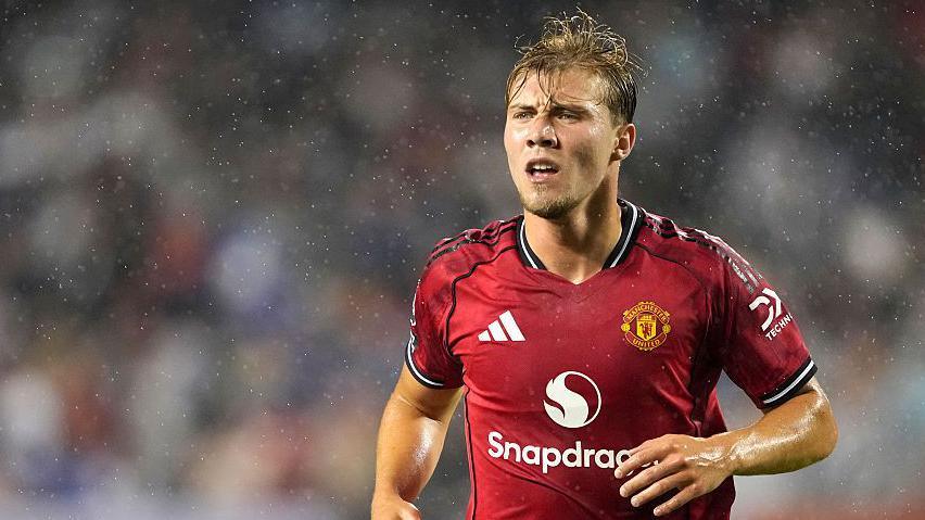 Rasmus Hojlund Embraces Striker Competition as Manchester United Eyes Benjamin Sesko Transfer
