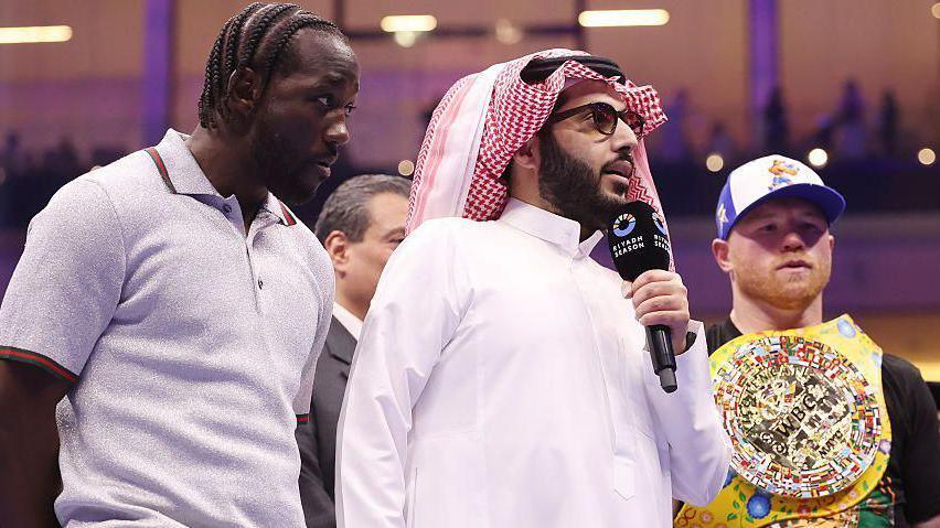 Alvarez vs Crawford: The Epic Showdown for the Undisputed Super-Middleweight Title