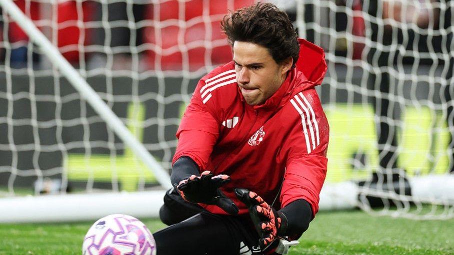 Senne Lammens: Manchester United's Rising Goalkeeping Star Awaits Premier League Breakthrough