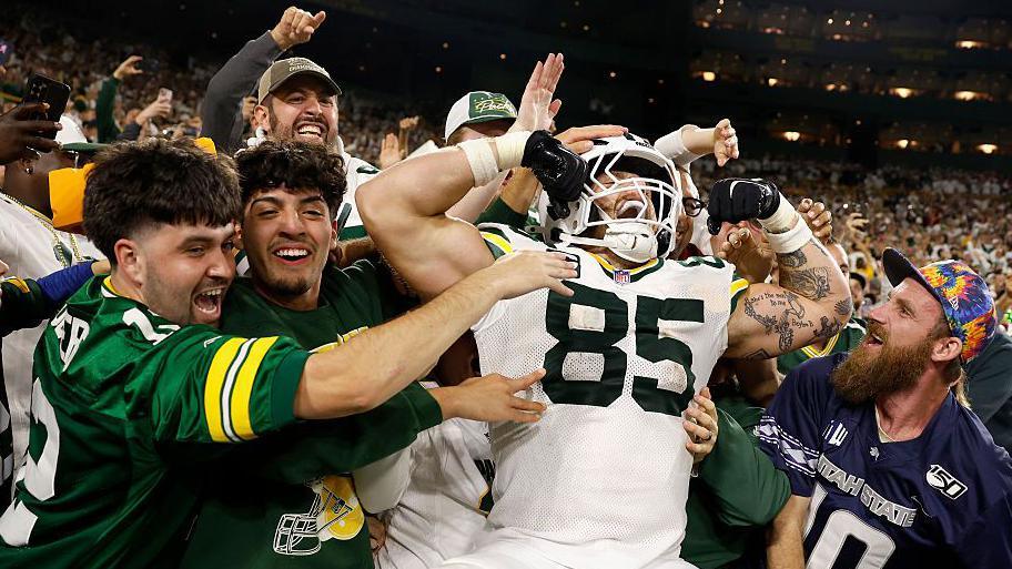Green Bay Packers Dominate Commanders in Thrilling NFC Showdown to Stay Undefeated