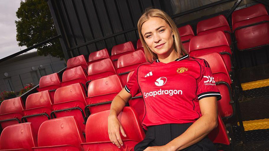 Manchester United Women Secure Barcelona Legend Fridolina Rolfo in Major WSL Transfer Coup