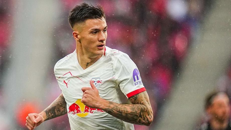 Benjamin Sesko's Transfer Dilemma: Manchester United, Newcastle, or Staying at Leipzig?