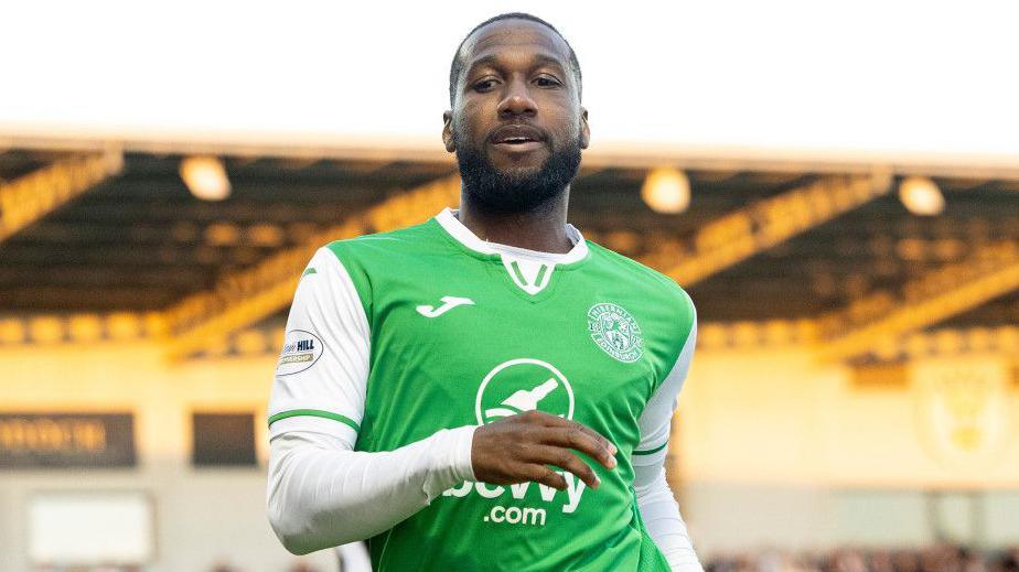 Hibernian Secure Veteran Leadership as Junior Hoilett Extends Stay at Easter Road