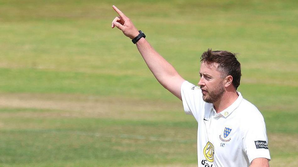 Ollie Robinson’s Stunning Six-Wicket Spell Propels Sussex to Dominance Against Worcestershire