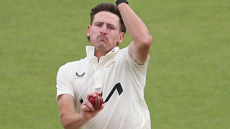 Surrey Dominate Worcestershire in County Championship Clash